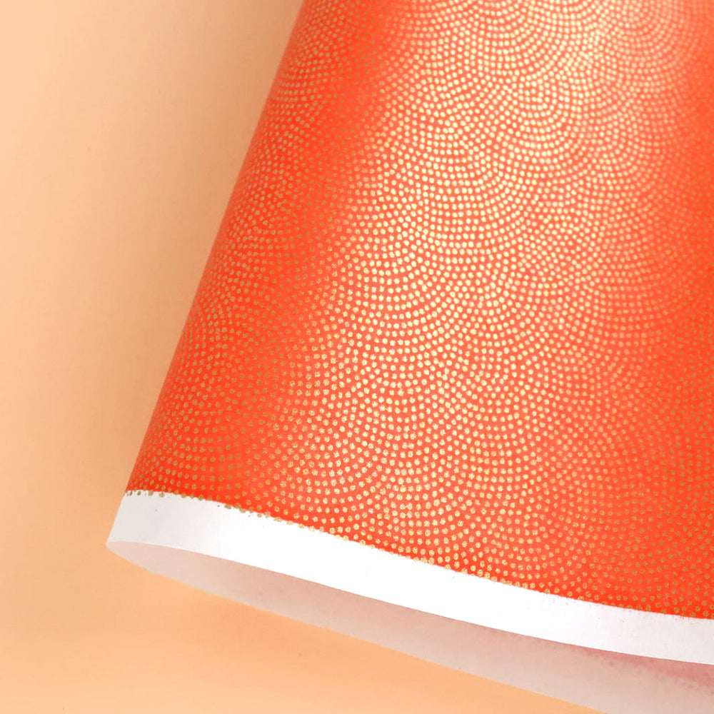 photo packshot d'une courbe de papier japonais yuzen chiyogami aux motifs samekomon rouge orange et dorés adeline klam (M273)