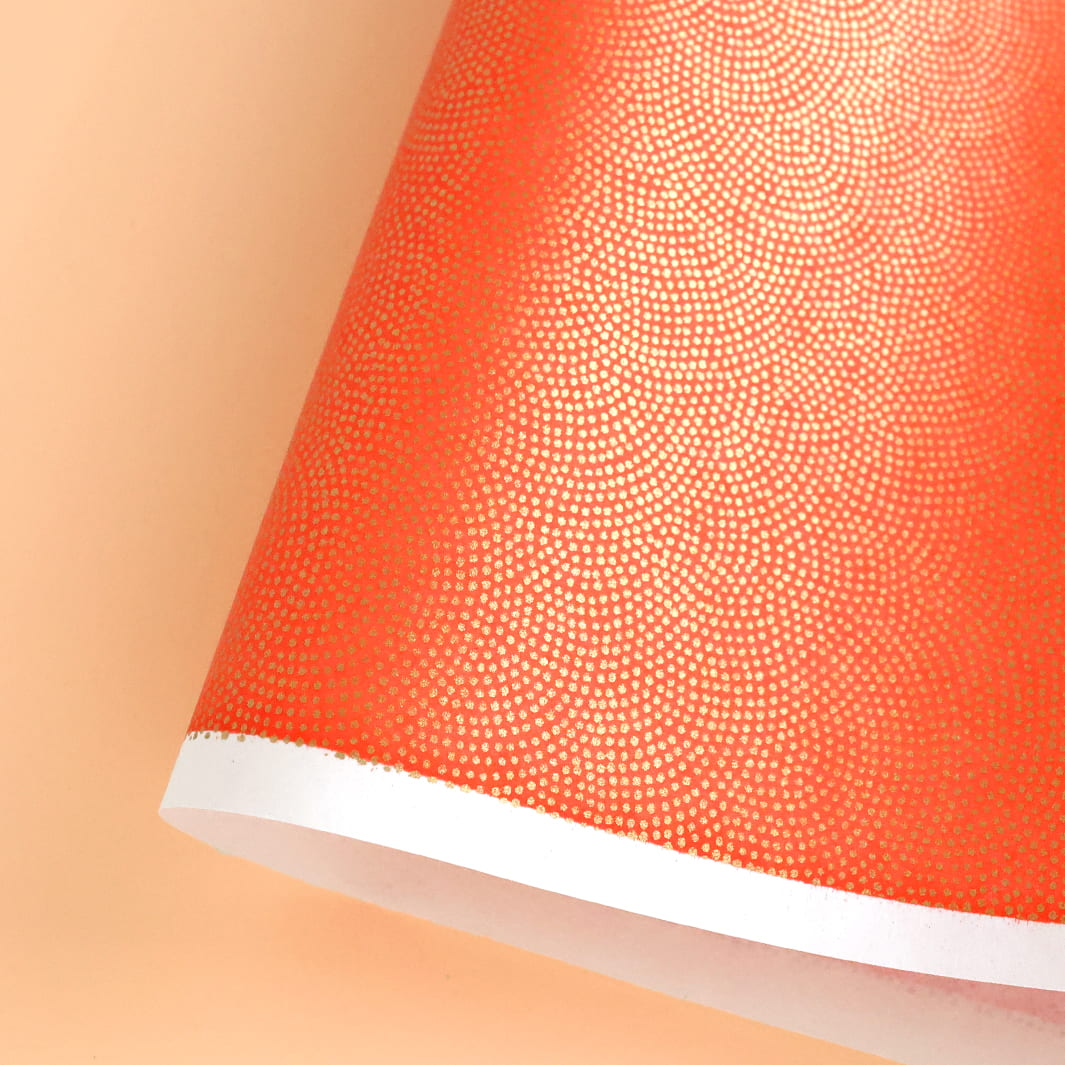 photo packshot d'une courbe de papier japonais yuzen chiyogami aux motifs samekomon rouge orange et dorés adeline klam (M273)