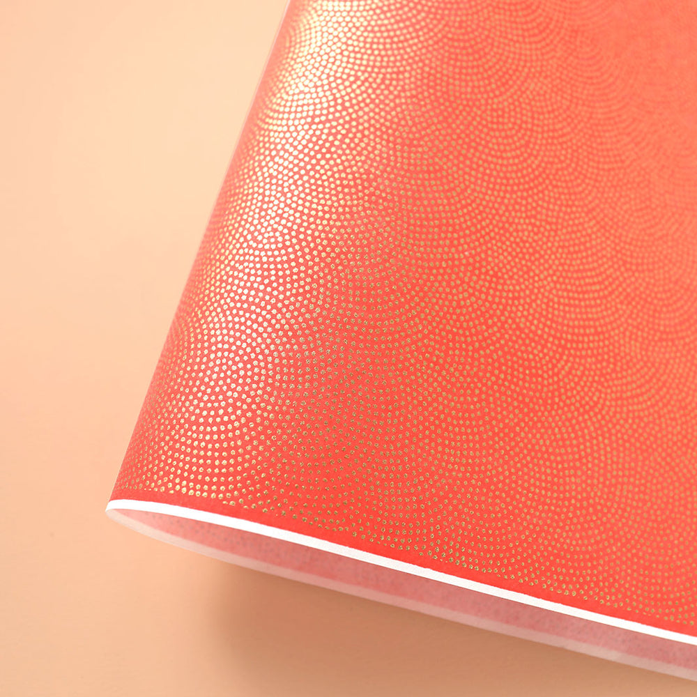 photo packshot d'une courbe de papier japonais yuzen chiyogami au motif samekomon dorés sur fond saumon orangé adeline klam (M709)