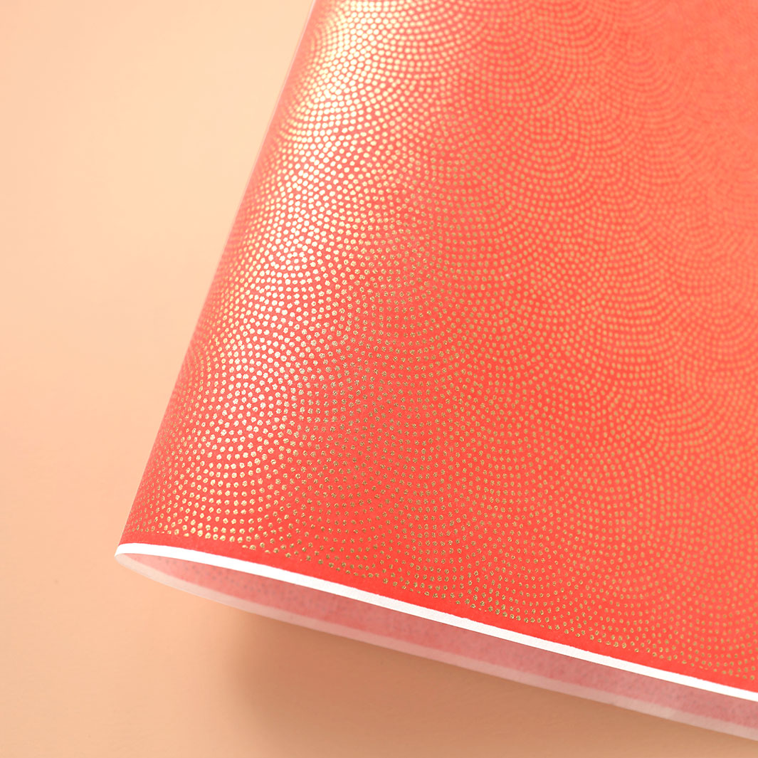 photo packshot d'une courbe de papier japonais yuzen chiyogami au motif samekomon dorés sur fond saumon orangé adeline klam (M709)
