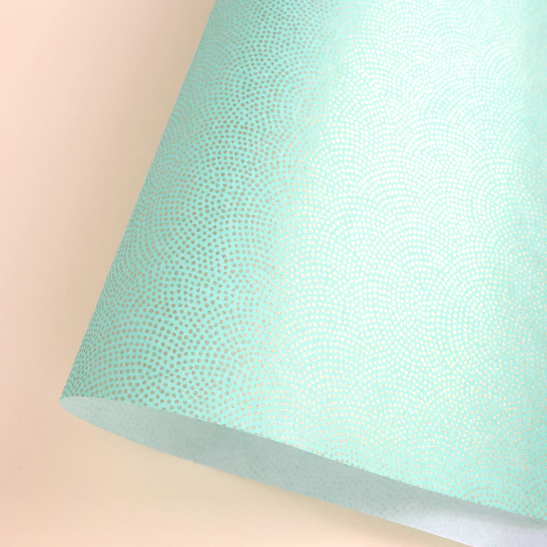 photo packshot d'une courbe de papier japonais yuzen chiyogami au motif samekomon doré sur fond vert d'eau adeline klam (M581)