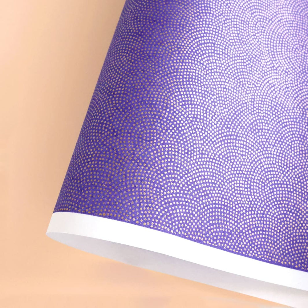photo packshot d'une courbe de papier japonais yuzen chiyogami aux motifs samekomon doré sur fond violet foncé adeline klam (M635)
