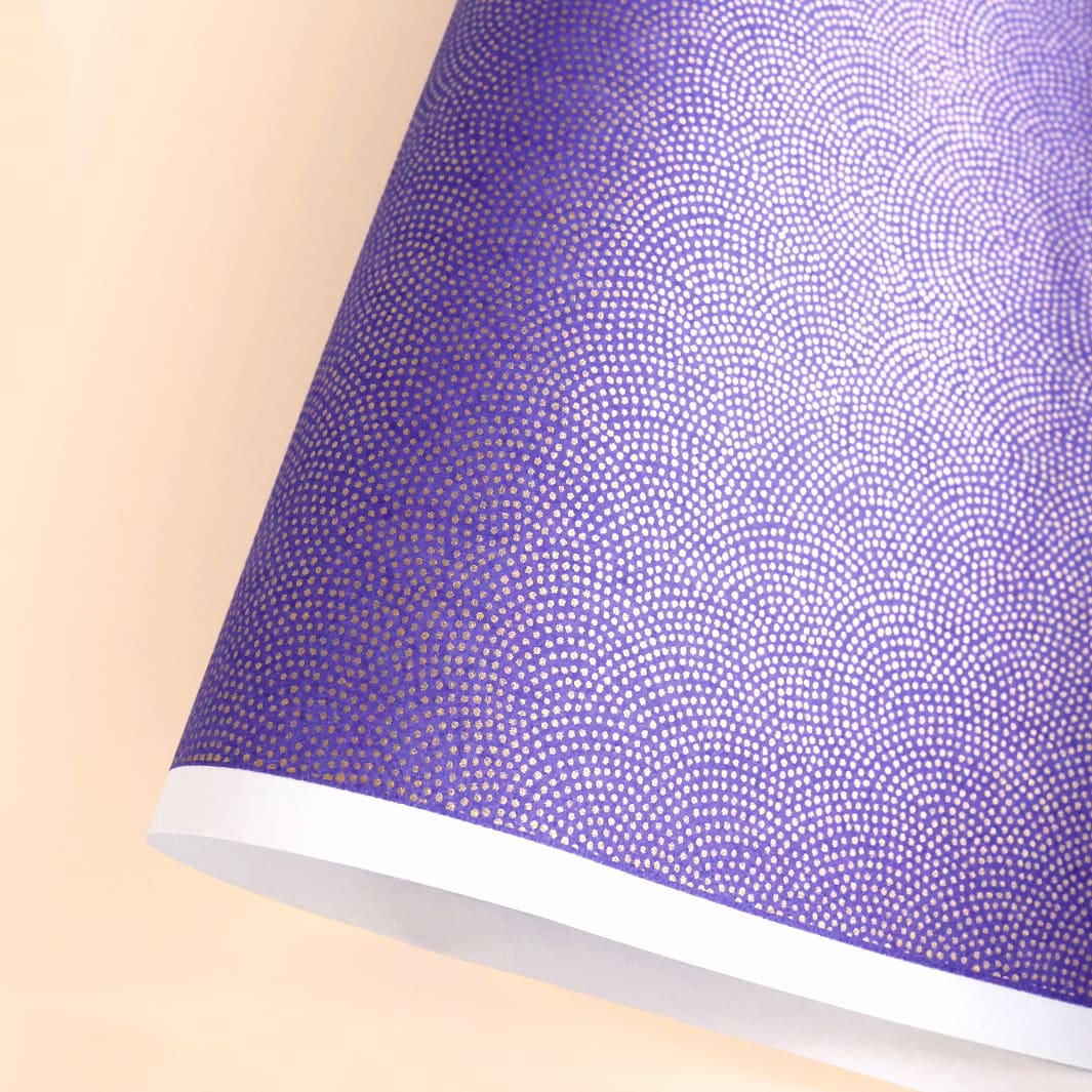 photo packshot d'une courbe de papier japonais yuzen chiyogami au motif samekomon doré sur fond violet foncé adeline klam (M635)