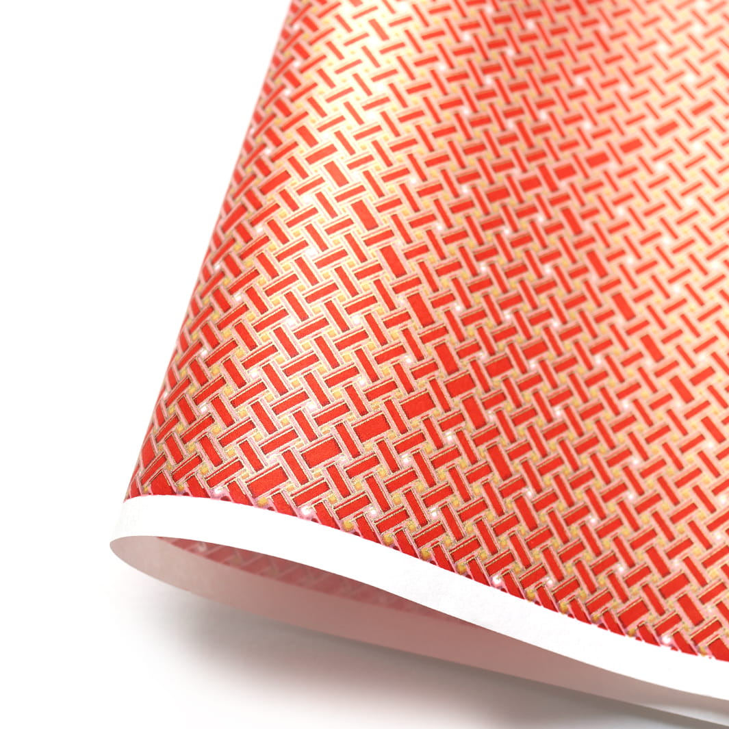 photo packshot d'une courbe de papier japonais yuzen chiyogami aux motifs de tissage dans les tons rouges et dorés adeline klam (M749)