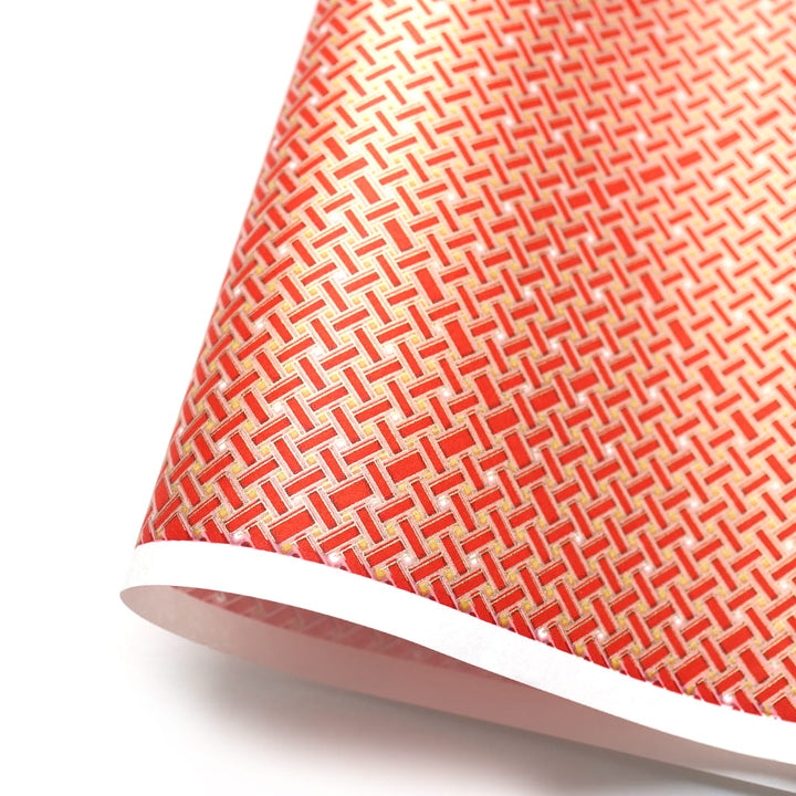 photo packshot d'une courbe de papier japonais yuzen chiyogami aux motifs de tissage dans les tons rouges et dorés adeline klam (M749)