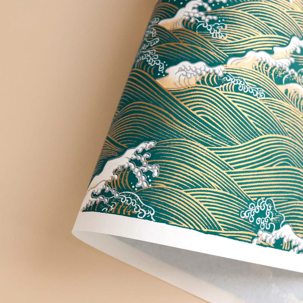 photo packshot d'une courbe de papier japonais yuzen chiyogami aux motifs de vagues et d'écumes dans les tons bleu canard, beige et dorés adeline klam (M941)