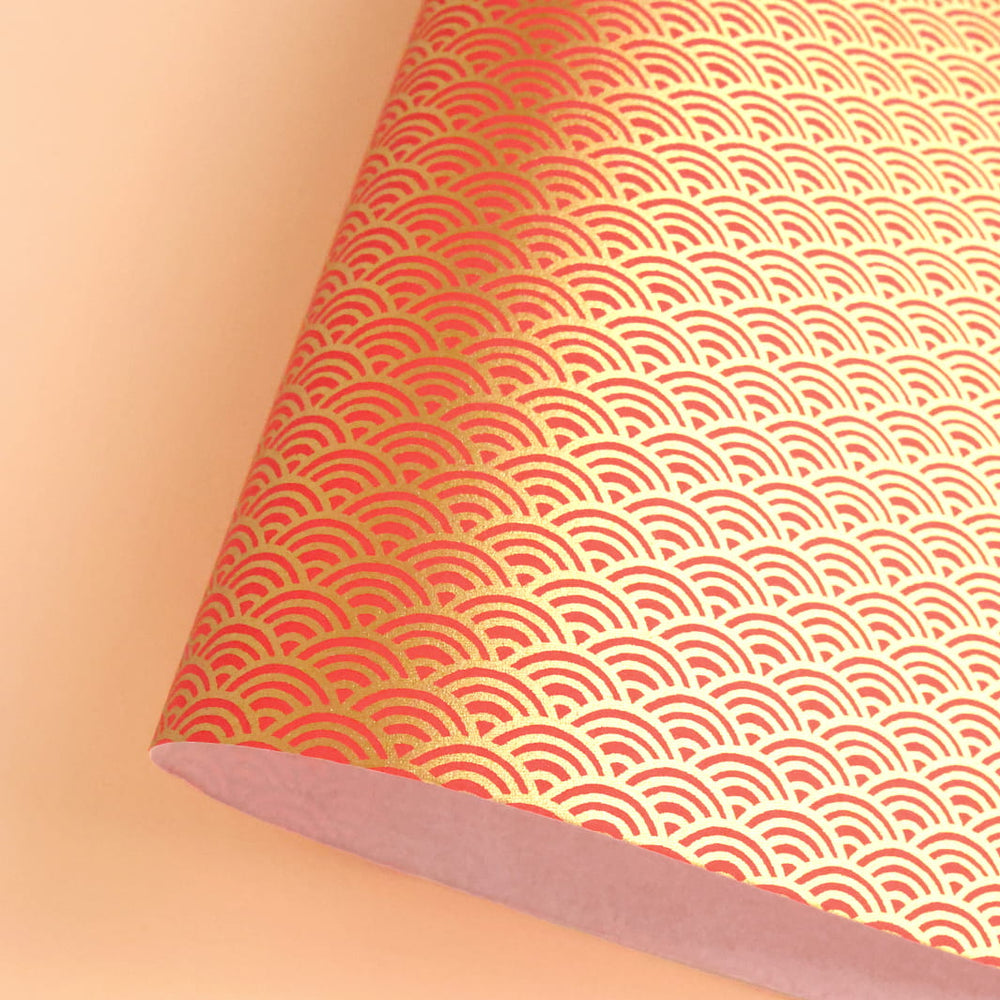 photo packshot d'une courbe de papier japonais yuzen chiyogami aux motifs de vagues inversées dorées sur fond rouge orangé adeline klam (M1007)