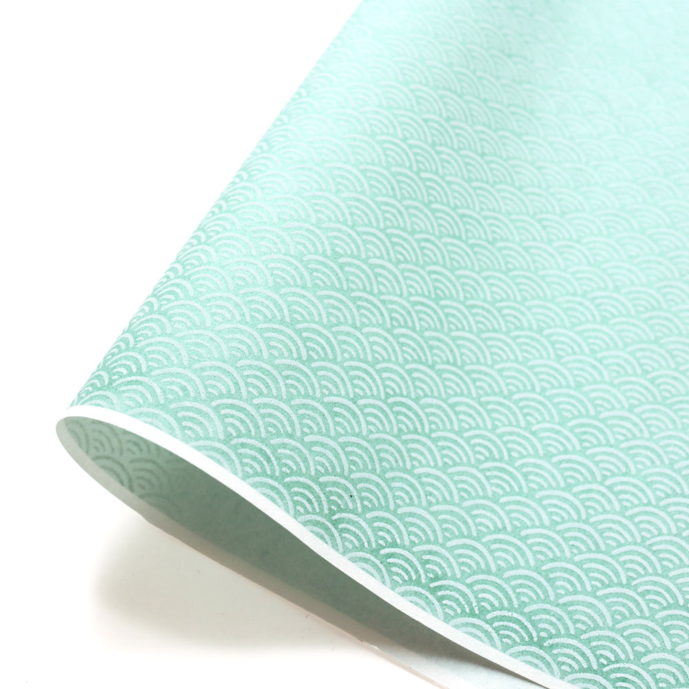 photo packshot d'une courbe de papier japonais yuzen chiyogami au motif de vagues inversées dans les tons vert d'eau adeline klam (M674)
