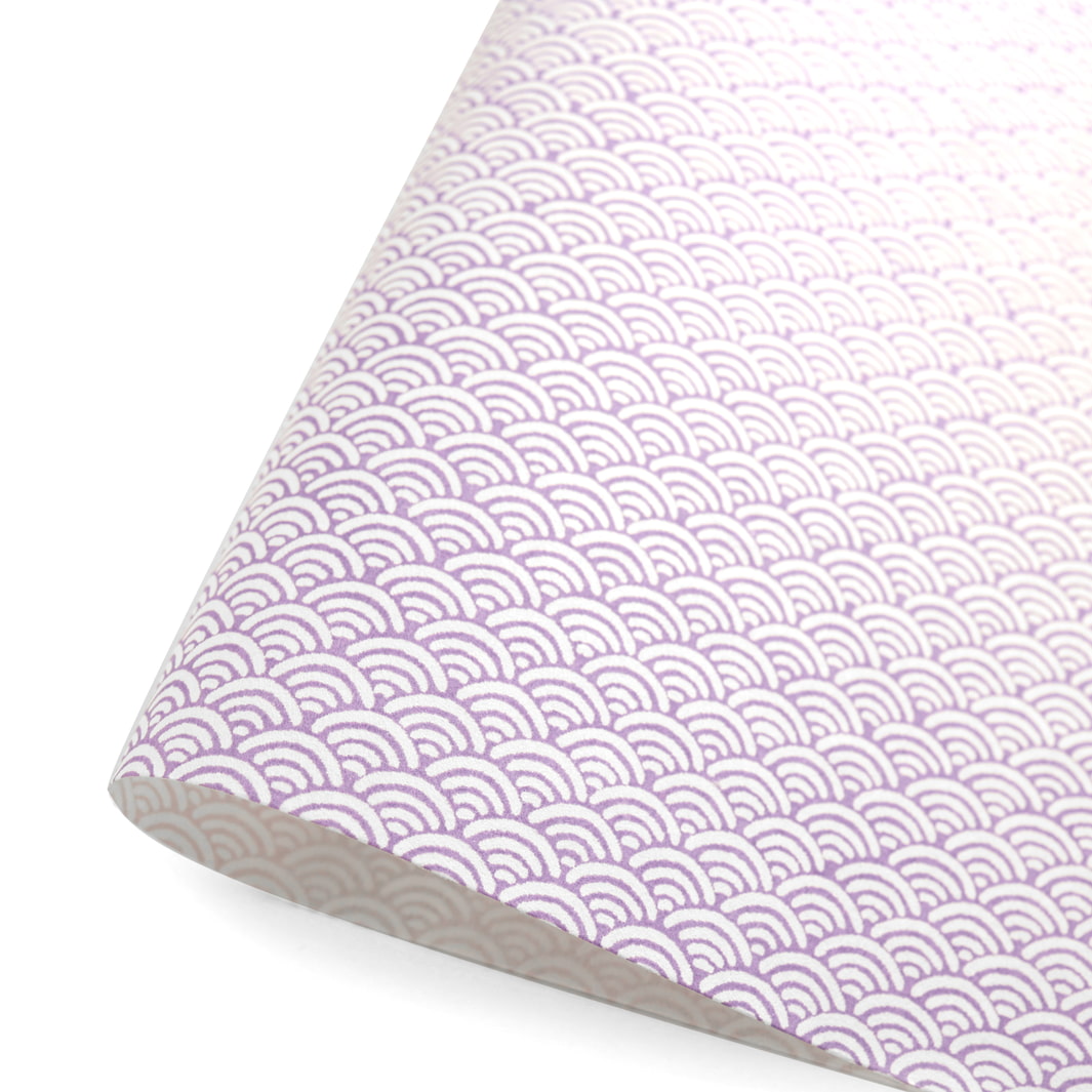 photo packshot d'une courbe de papier japonais yuzen chiyogami aux motifs de vagues inversées blanches sur fond violet mauve adeline klam (M833)
