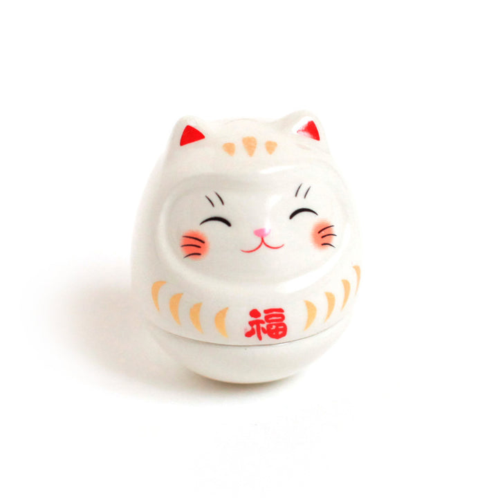 photo packshot d'un culbuto japonais (ou kororin) en céramique en forme de daruma chat blanc