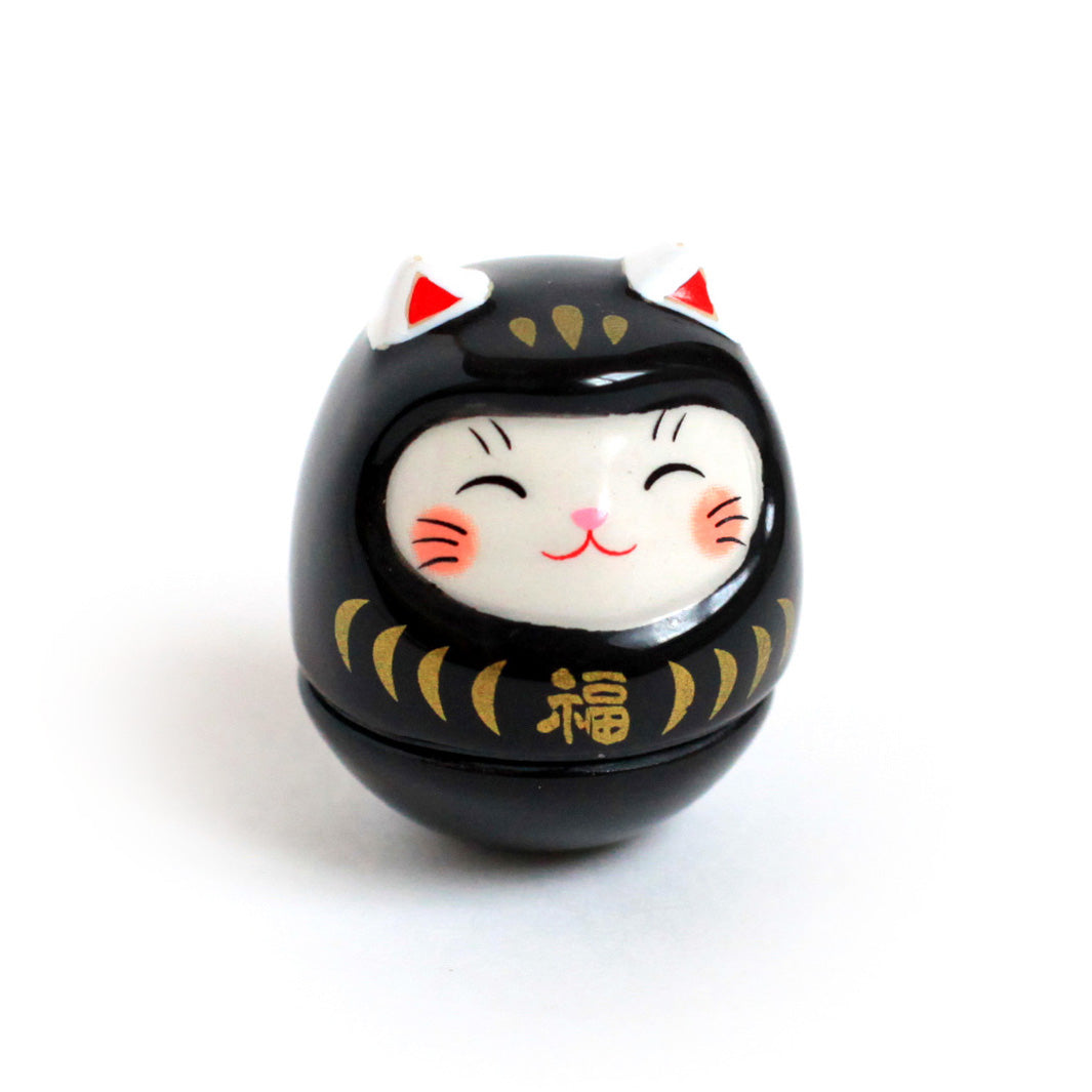 photo packshot d'un culbuto japonais (ou kororin) en céramique en forme de daruma chat noir 
