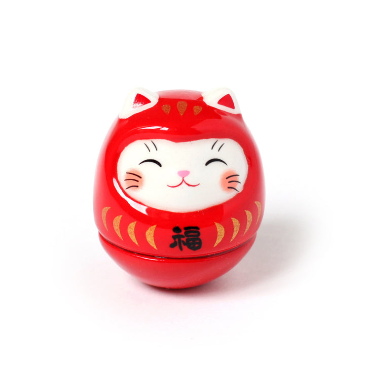 photo packshot de face d'un culbuto japonais (ou kororin) en céramique en forme de daruma chat rouge
