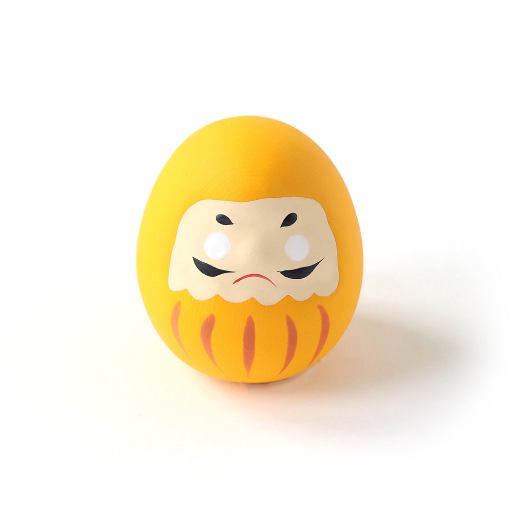 photo packshot d'un daruma en céramique jaune