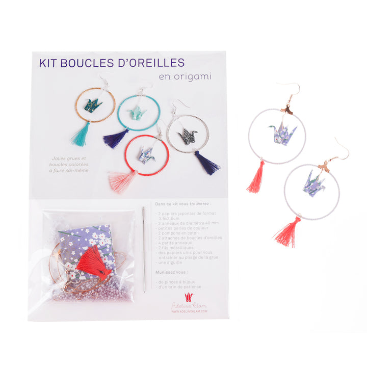 photo packshot du dépliant et des boucles d'oreilles montées du kit boucle d'oreilles en origami dans les tons lilas pâle, bleu violet et rouge vif adeline klam