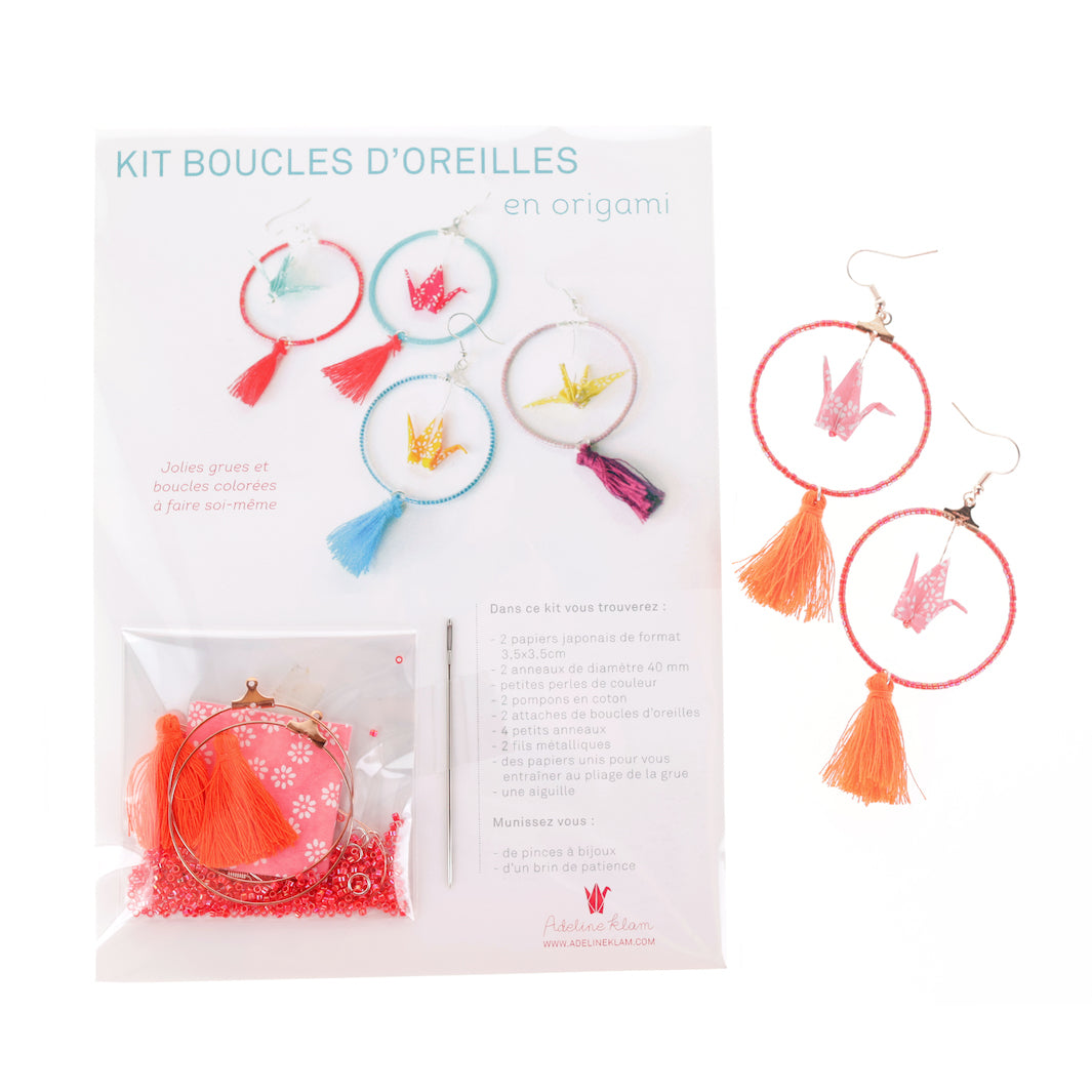 photo packshot du dépliant et des boucles d'oreilles montées du kit boucle d'oreilles en origami dans les tons rouges, roses et orange adeline klam