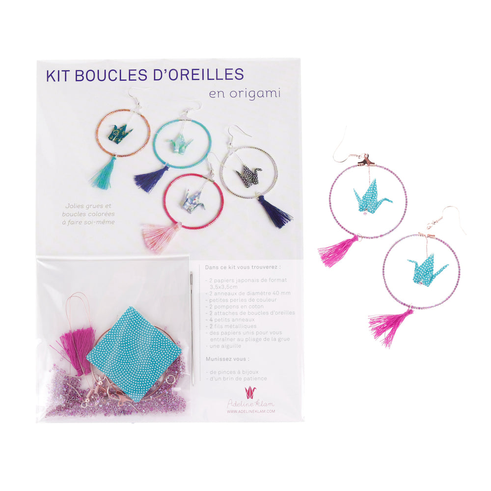 photo packshot du dépliant et des boucles d'oreilles montées du kit boucle d'oreilles en origami dans les tons violets, bleu turquoise et rose fuchsia adeline klam