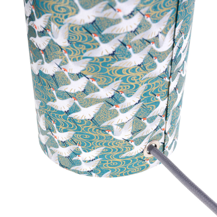 photo packshot d'un détail du câble électrique gris de la lampe japonaise à poser aux motifs d'envolée de grues bleu canard (M932) adeline klam