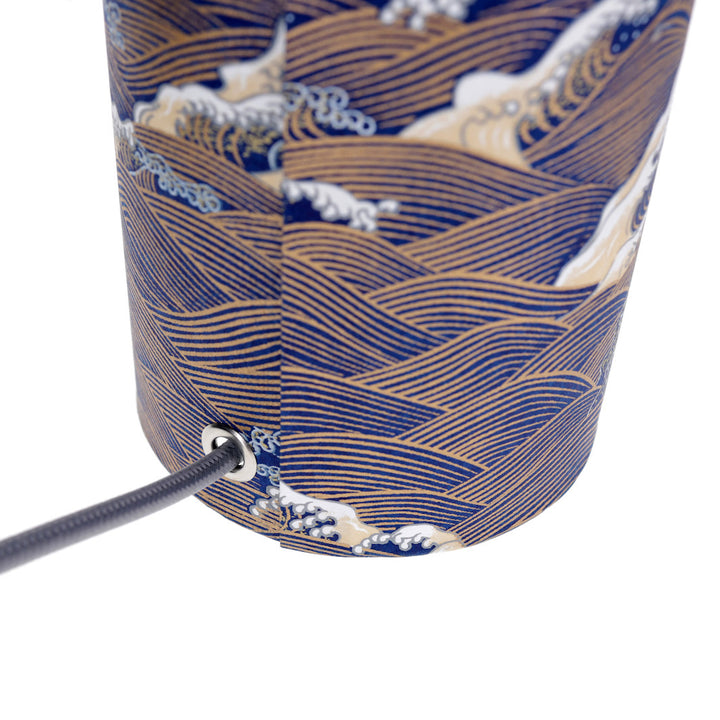 photo packshot d'un détail du câble électrique gris de la lampe japonaise à poser aux motifs de vagues et d'écumes bleu nuit et dorées (M851) adeline klam