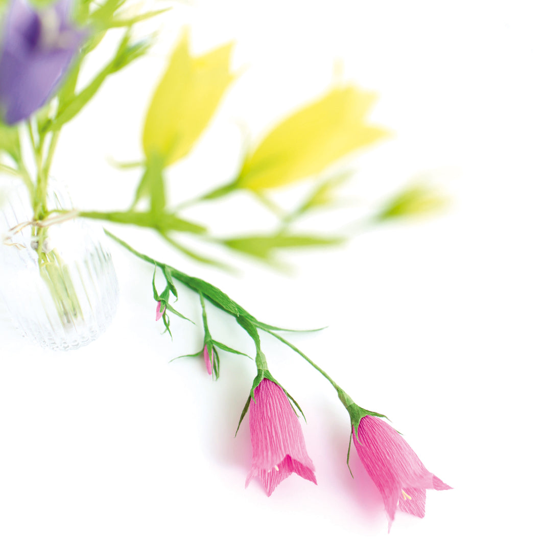 photo packshot d'un détails des campanules jaunes et roses du kit bouquet de campanules en crépon dans les tons bleu violet, bleu ciel, jaunes, ivoire, magenta et vert moyen adeline klam