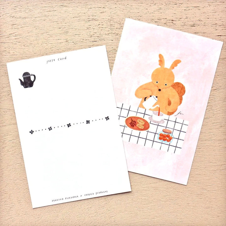 photo packshot du détail des cartes au format portrait du bloc de cartes postales de 10 cartes et 5 motifs « tea time » par Mariko Fukuoka pour Cozyca Products