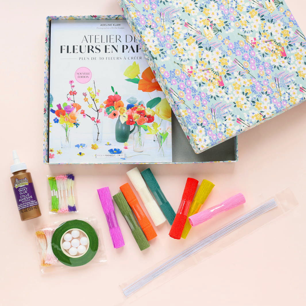 photo packshot d'un détail du contenu du coffret « fleurs en papier » adeline klam
