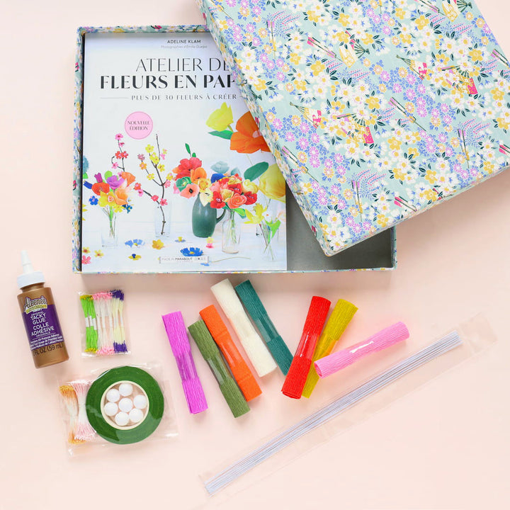 photo packshot d'un détail du contenu du coffret « fleurs en papier » adeline klam