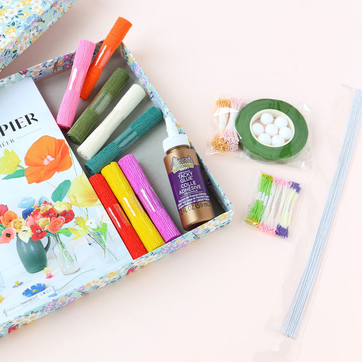 photo packshot d'un détail du contenu du lots de fournitures du coffret « fleurs en papier » adeline klam