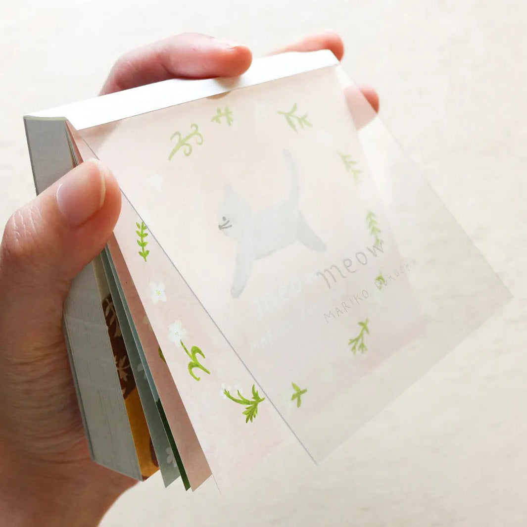 photo packshot du détail de la couverture plastifiée du bloc-notes de 120 feuilles « meow » par Mariko Fukuoka pour Cozyca Products