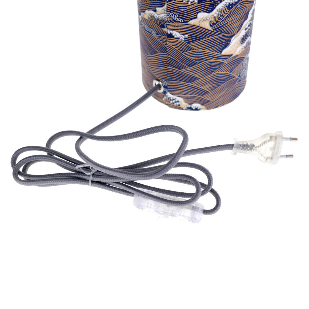 photo packshot d'un détail de l'interrupteur gris de la lampe japonaise à poser aux motifs de vagues et d'écumes bleu nuit et dorées (M851) adeline klam