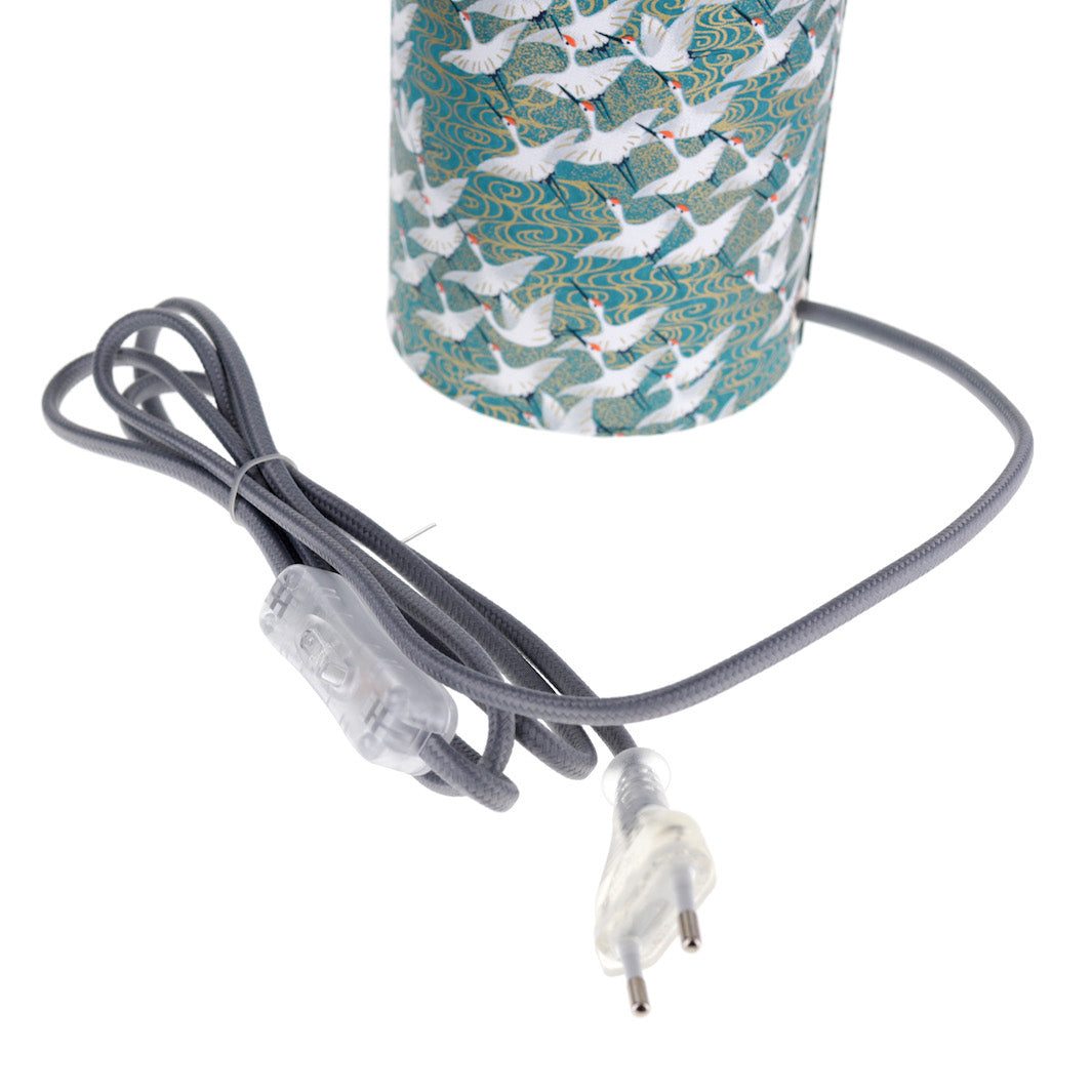 photo packshot d'un détail de l'interrupteur e gris de la lampe japonaise à poser aux motifs d'envolée de grues bleu canard (M932) adeline klam