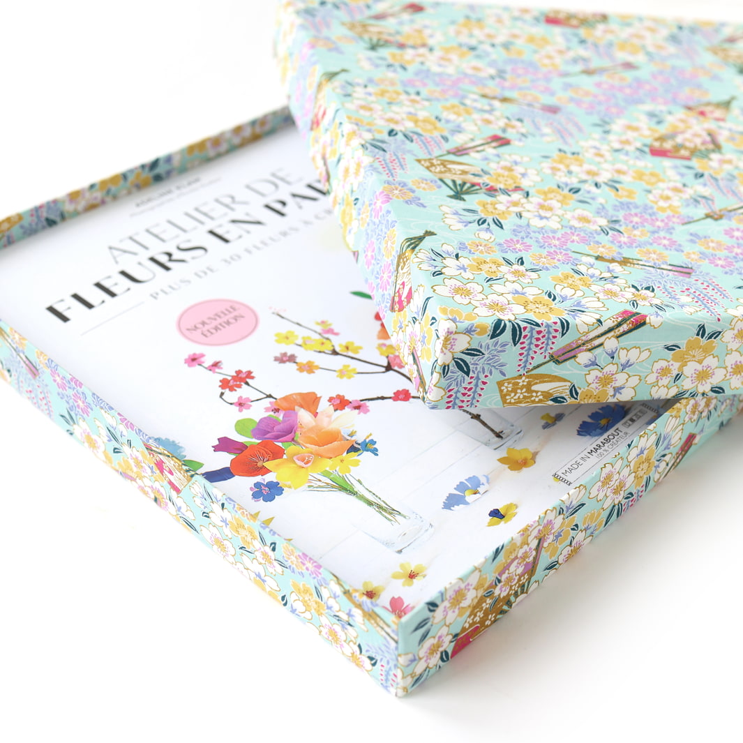 photo packshot d'un détail du livre du coffret « fleurs en papier » adeline klam