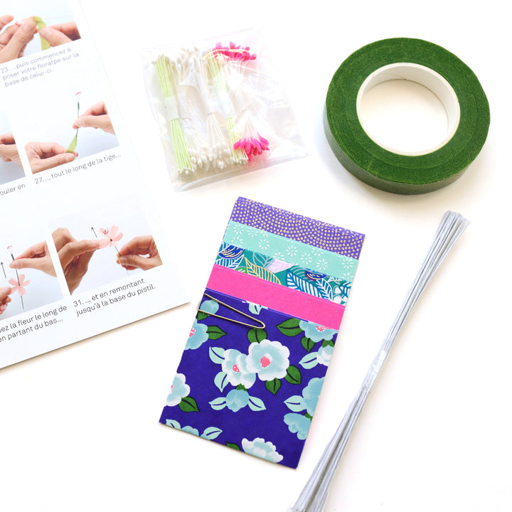 photo packshot d'un détail du livret explicatif et du matériel du kit bouquet de fleurs de cerisier dans les tons bleu nuit, vert d'eau et rose fluo « fantastique » adeline klam