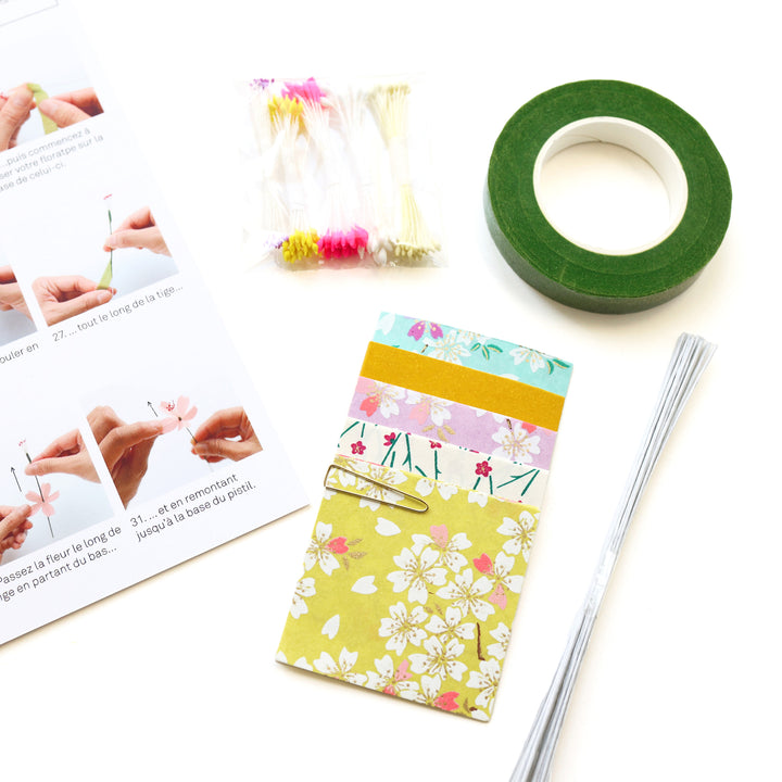 photo packshot d'un détail du livret explicatif et du matériel du kit bouquet de fleurs de cerisier dans les tons violet lilas, dorés et orange fluo « baya » adeline klam