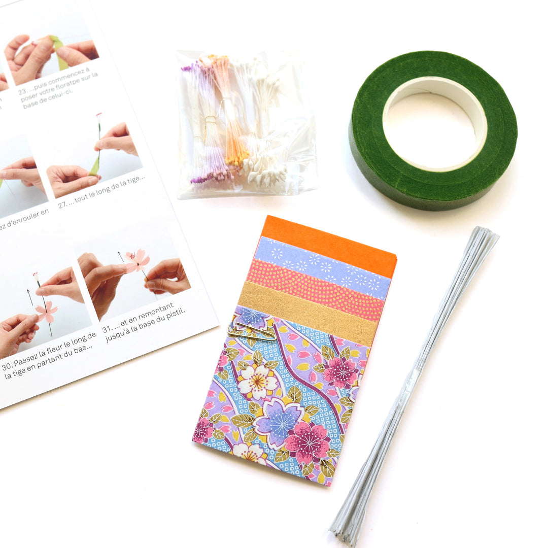 photo packshot du livret explicatif et du matériel du kit bouquet de fleurs de cerisier dans les tons violet lilas, dorés et orange fluo « baya » adeline klam