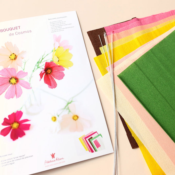 photo packshot d'un détail du manuel et des fournitures du kit bouquet de cosmos en crépon dans les tons rose clair et foncé, corail, jaune et vert moyen adeline klam