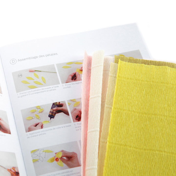 photo packshot d'un détail du manuel du kit bouquet de jonquilles en crépon dans les tons jaunes, orange, corail et verts adeline klam