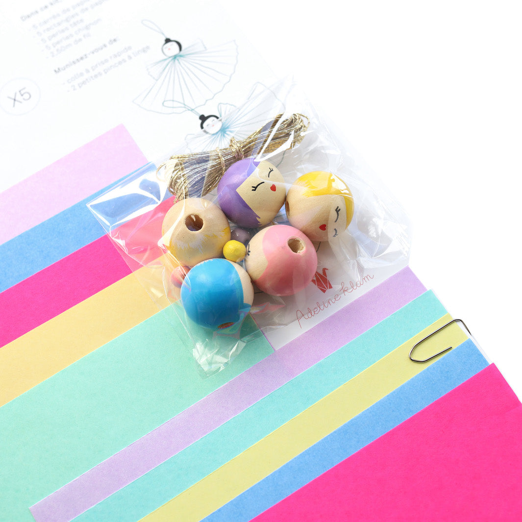 photo packshot d'un détail du matériel du kit anges accordéon lilas, bleu pervenche, rose fluo, jaune canari et vert d'eau « confettis » adeline klam