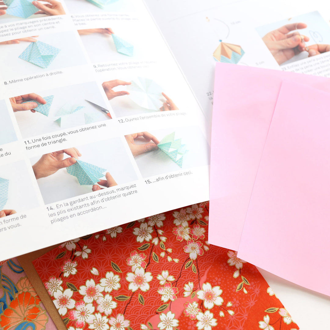 photo packshot d'un détail du matériel et du livret explicatif du kit pampilles « william » dans les tons corail, rouge orange, bleu moyen et nuit  et dorés adeline klam (septembre 2026)
