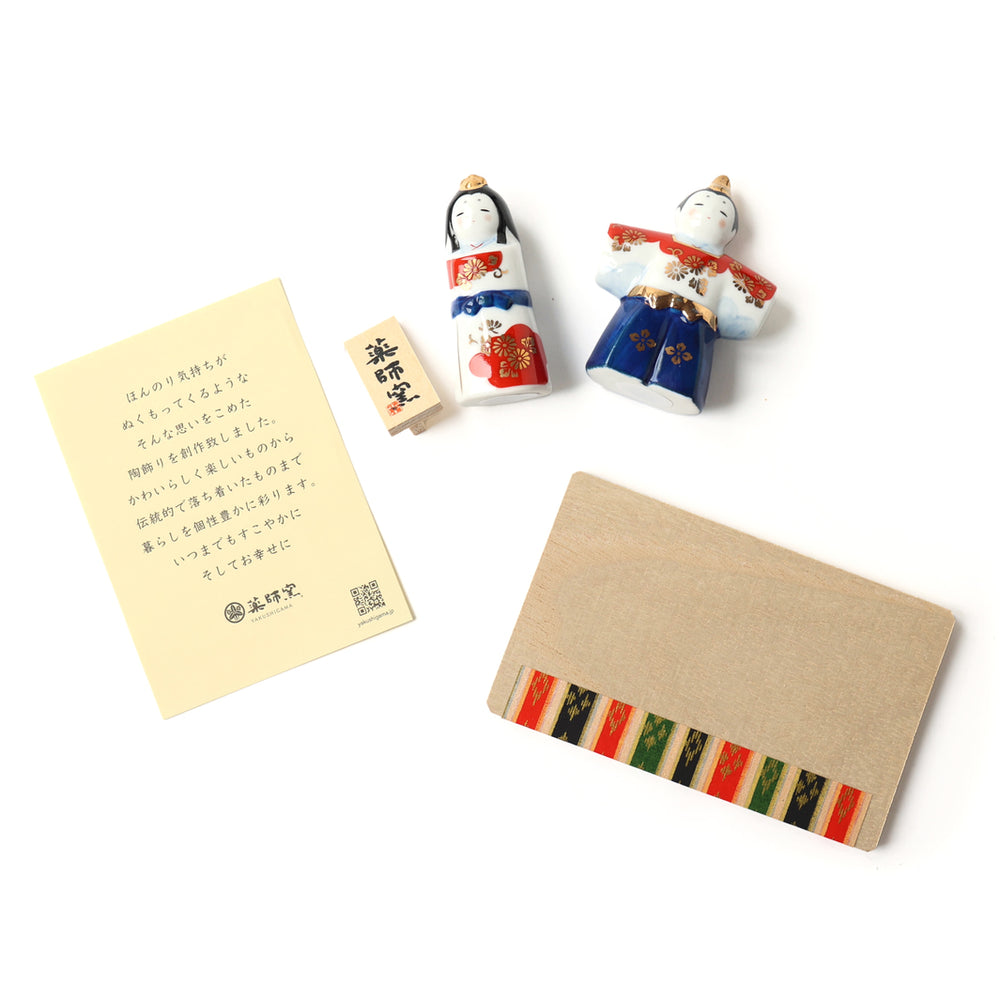 photo packshot d'un détail du packaging du couple en céramique « hina matsuri » dans les tons bleus, rouges et dorés