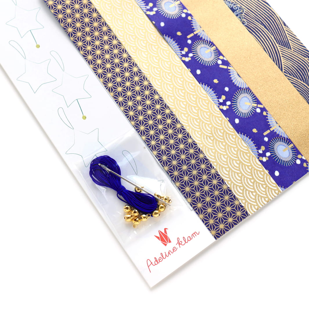 photo packshot d'un détail du packaging du kit étoiles à suspendre dans les tons bleu nuit, blancs et doré « céleste » adeline klam