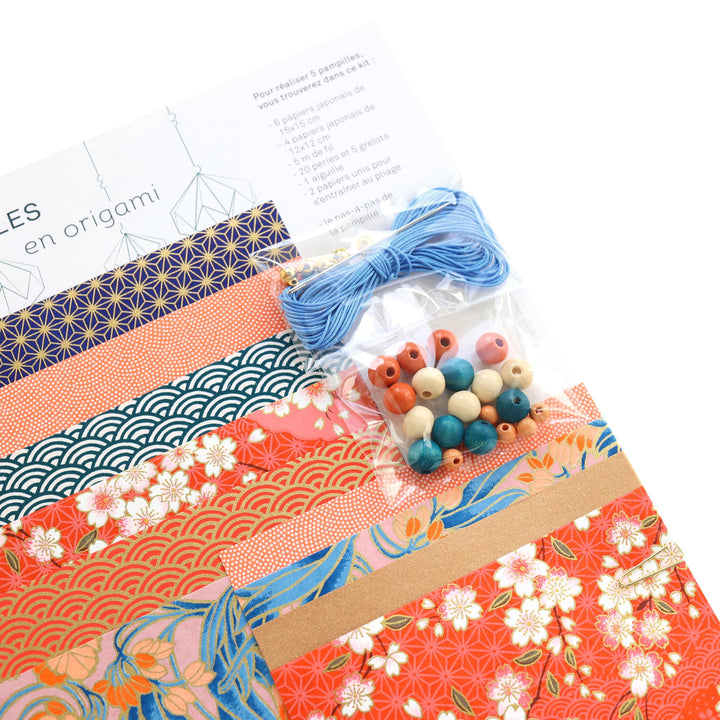 photo packshot d'un détail du packaging du kit pampilles « william » dans les tons corail, rouge orange, bleu moyen et nuit  et dorés adeline klam (septembre 2026)