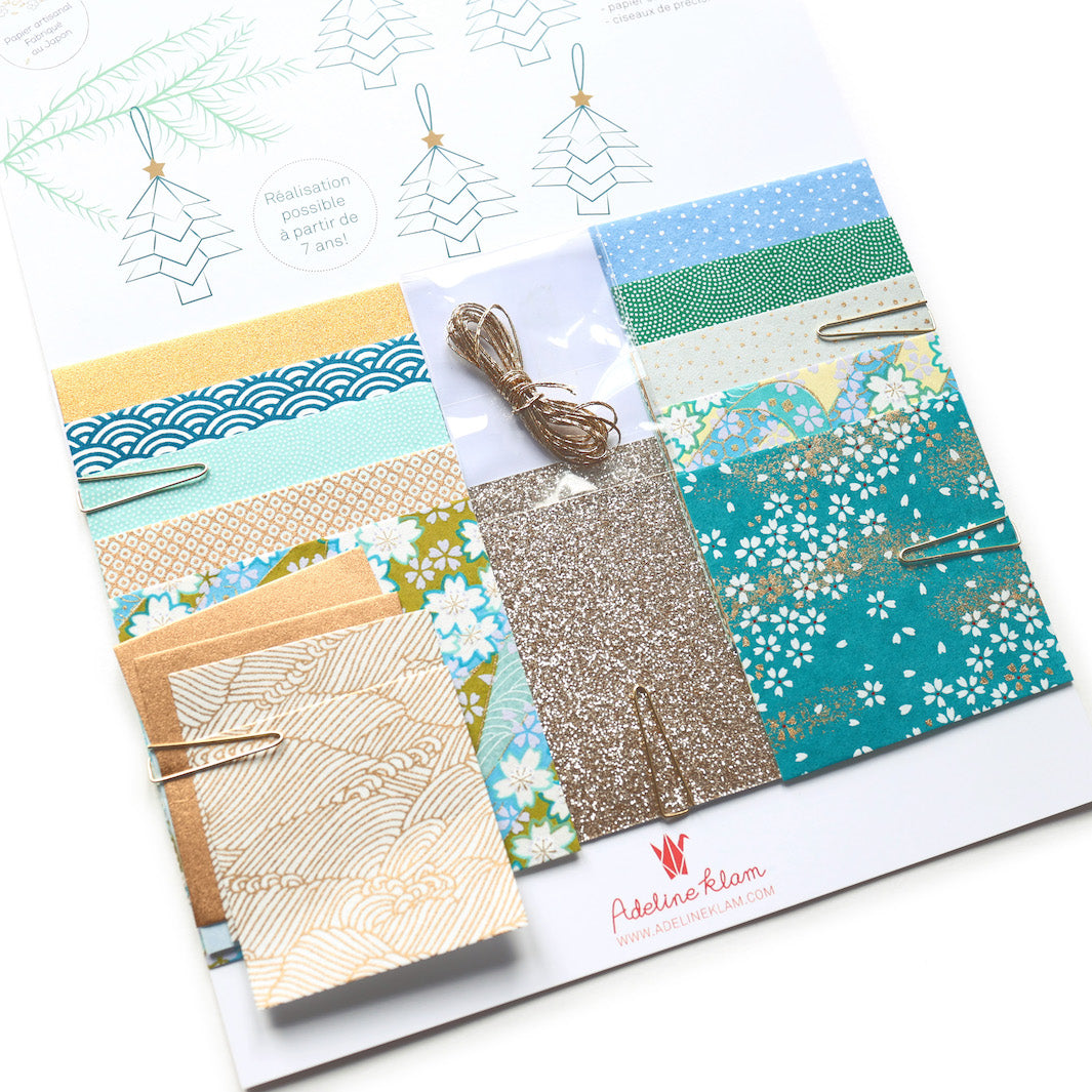 photo packshot d'un détail du packaging du kit sapins à suspendre dans les tons bleus, verts et dorés « forêt » adeline klam