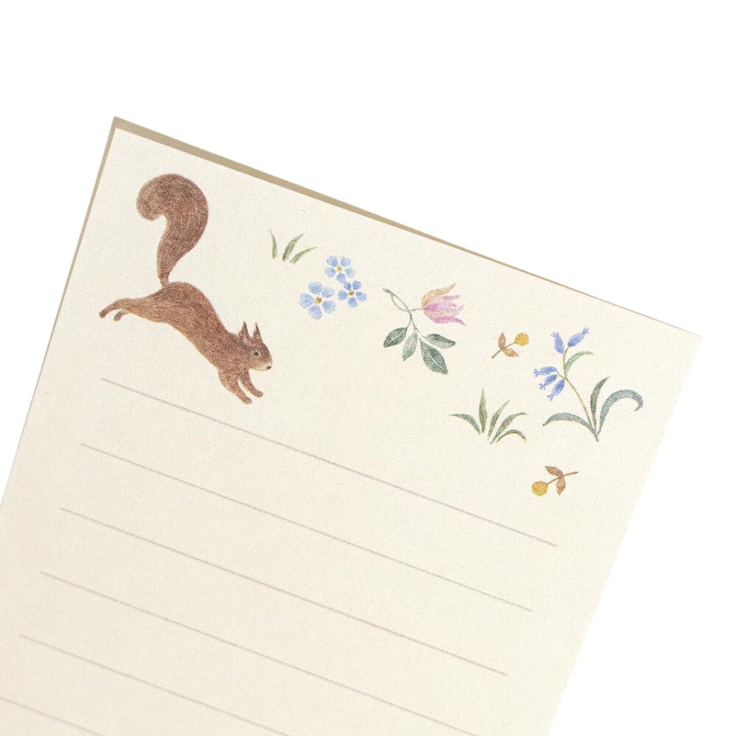 photo packshot du détail du papier à lettre du mini set de 10 papiers à lettre et 5 enveloppes jaunes aux motifs d'écureuil et de fleurs de nb bo., ltd. japan