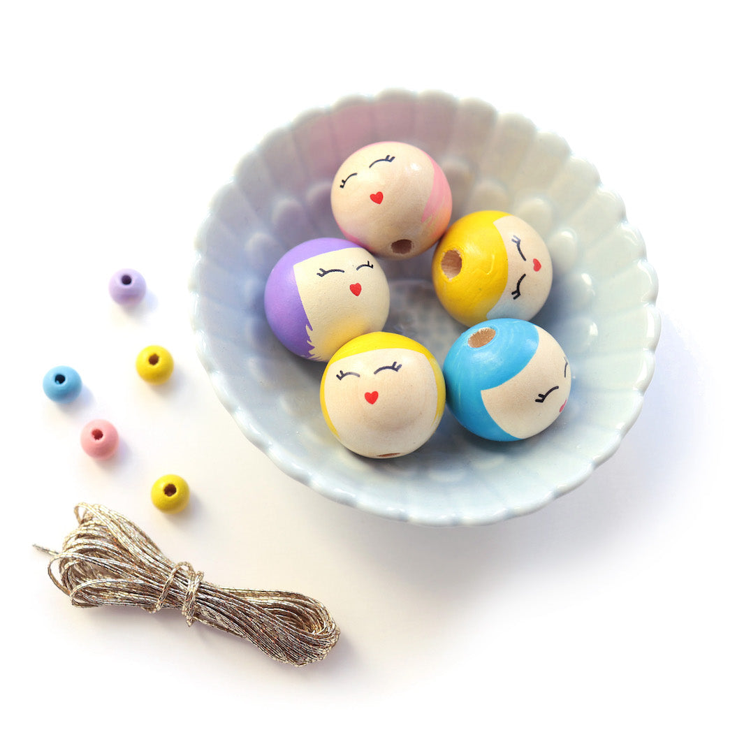 photo packshot d'un détail des perles et des fils du kit anges accordéon lilas, bleu pervenche, rose fluo, jaune canari et vert d'eau « confettis » adeline klam