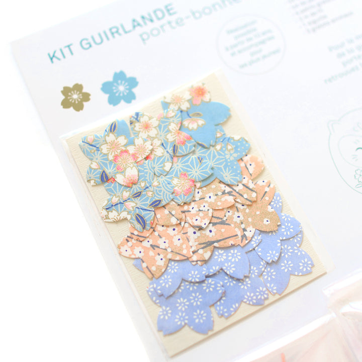 photo packshot du détail des stickers du kit guirlande porte-bonheur bleu lavande, rose clair et blancs « givre » adeline klam