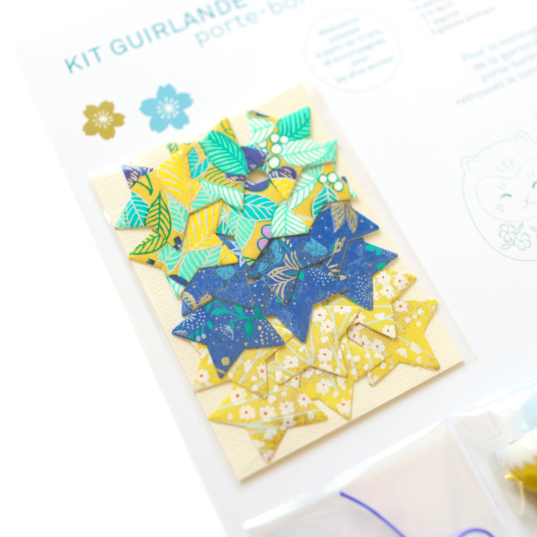 photo packshot du détail des stickers du kit guirlande porte-bonheur bleu roi, vert d'eau et jaune moutarde « luciole » adeline klam