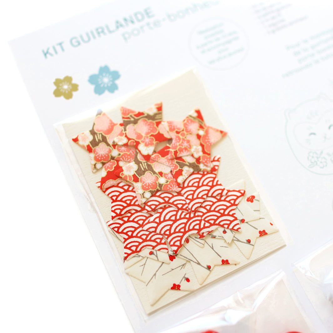 photo packshot du détail des stickers du kit guirlande porte-bonheur rouge, blanc et doré « christmas » adeline klam