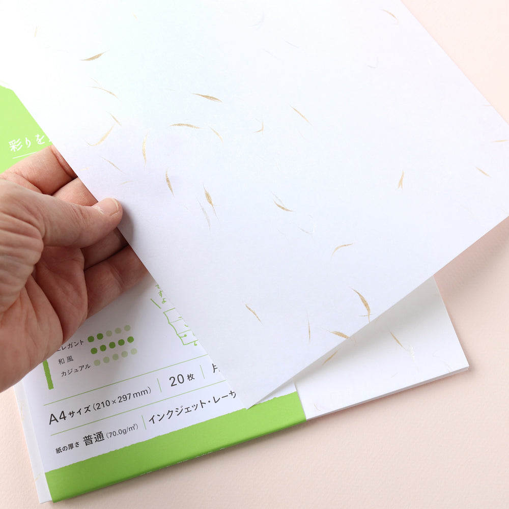photo packshot d'un détail de la texture du papier du bloc de 20 papiers blancs « hana » aux inscrustations dorées et grises de 210 par 297mm