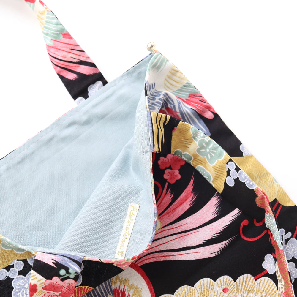 photo packshot d'un détail du tote bag en tissus japonais aux motifs d'oiseaux, de fleurs de prunier et de pins dans les tons noirs, rouges, jaunes, verts et bleus adeline klam