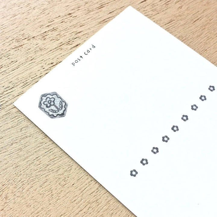 photo packshot du détail du verso des cartes du bloc de cartes postales de 10 cartes et 5 motifs « tablier » par Aiko Fukawa pour Cozyca Products